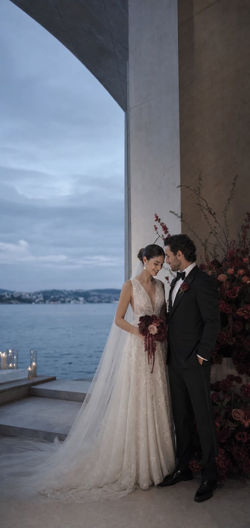 İstanbul kıyısında modern bir düğün gününde gelin ve damat
